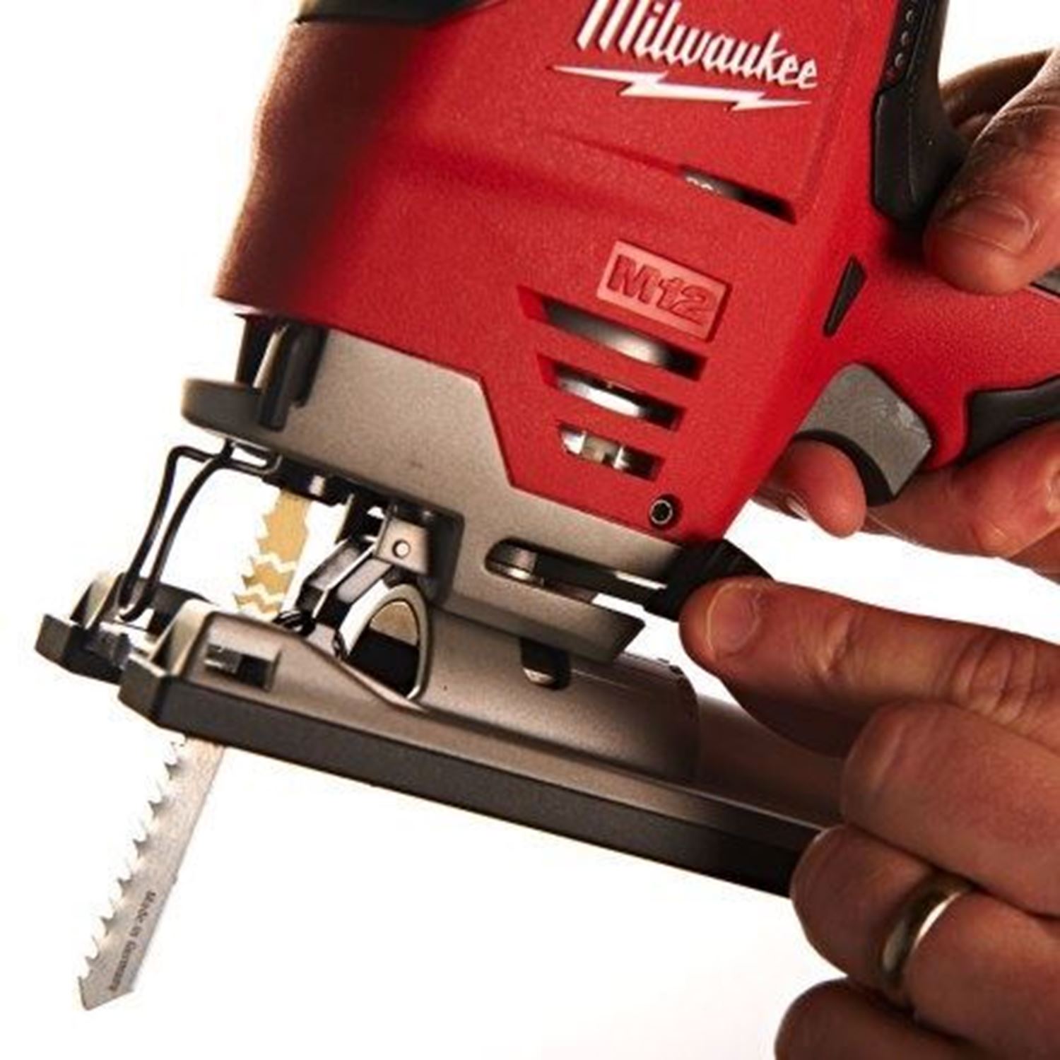 Снимка на Акумулаторен прободен трион Milwaukee M12JS-402B; 12 V; 2x4,0 Ah 4933441700