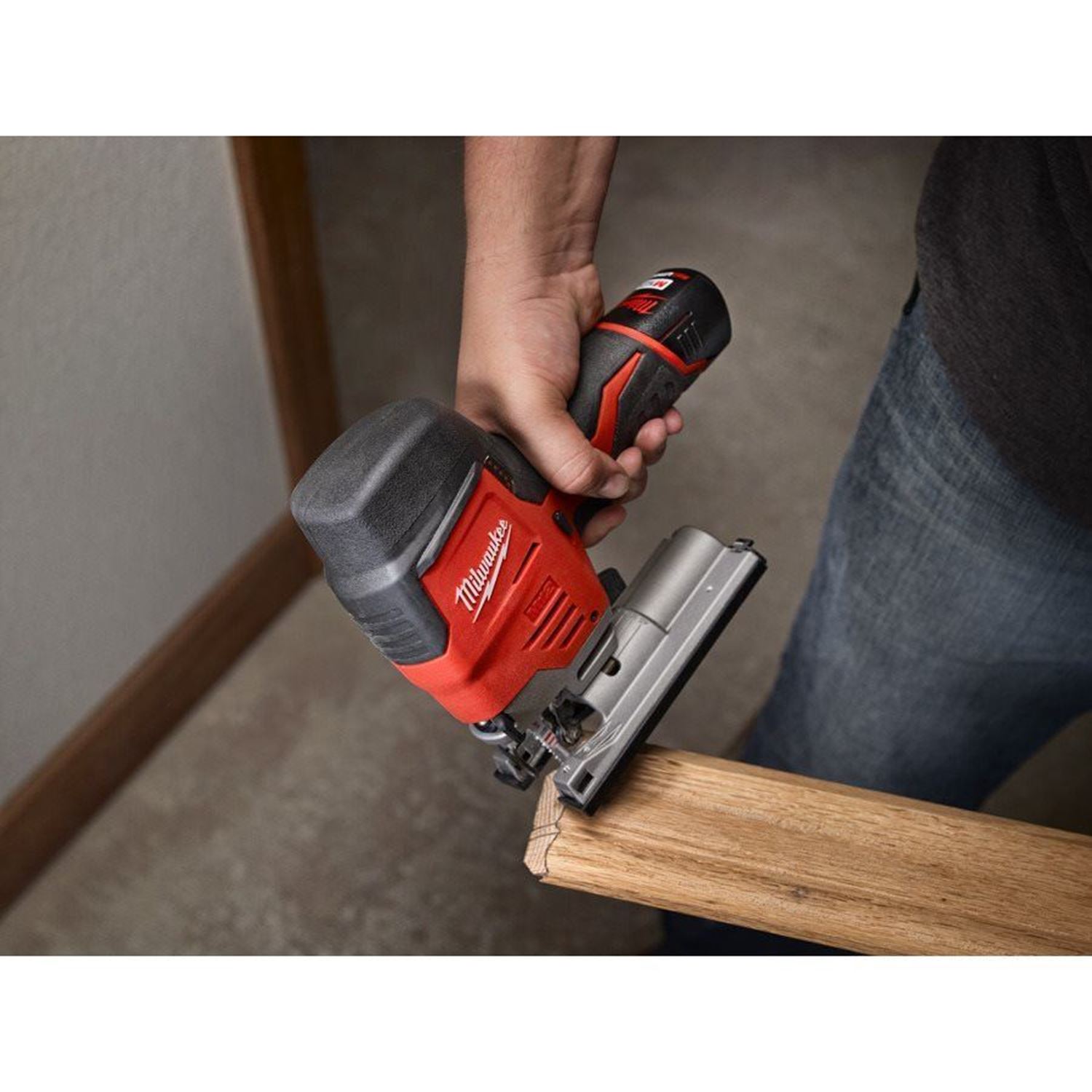 Снимка на Акумулаторен прободен трион Milwaukee M12JS-402B; 12 V; 2x4,0 Ah 4933441700