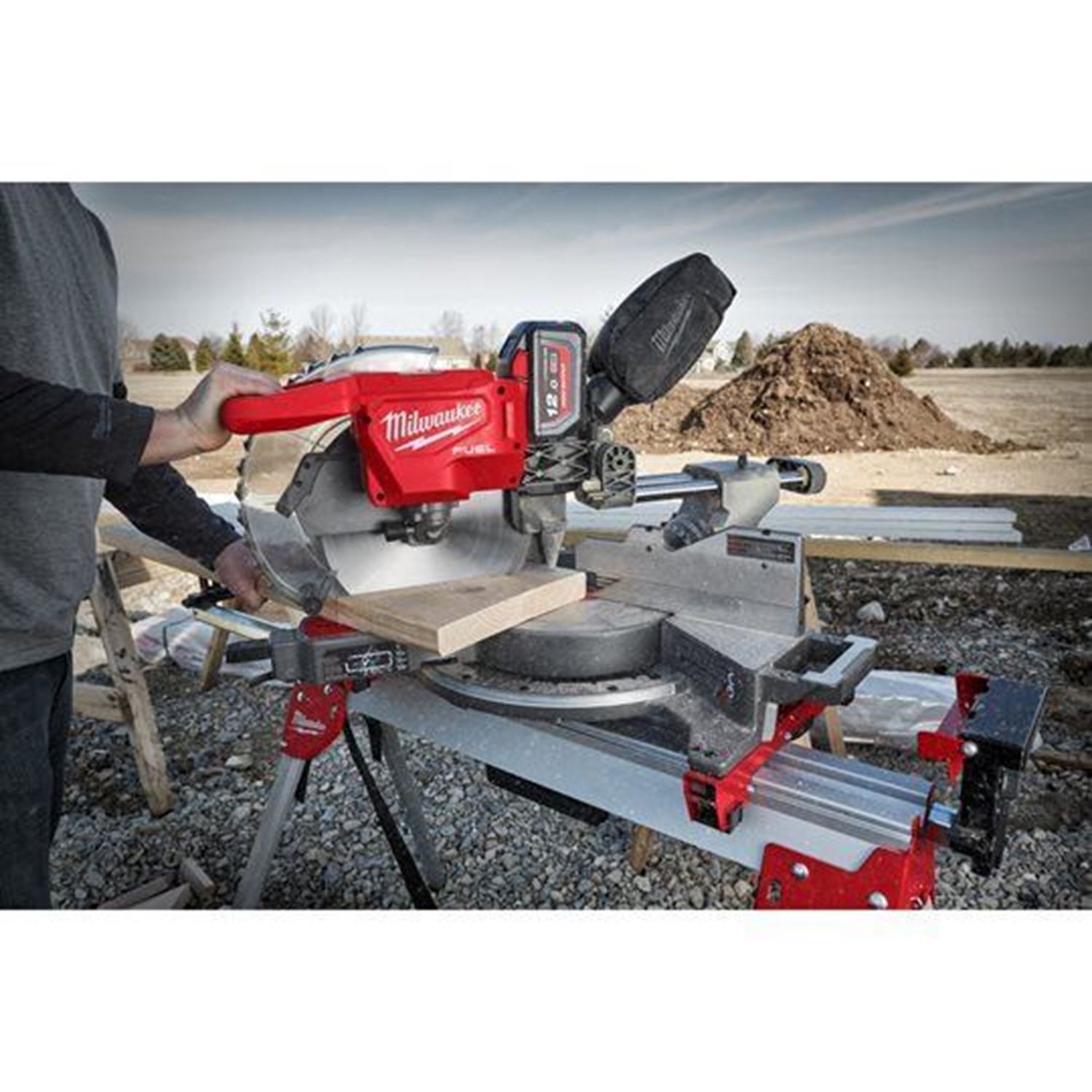 Снимка на Акумулаторен потапящ циркуляр Milwaukee M18FMS305-121,батерия 12Ah,зарядно устройство 4933471122 