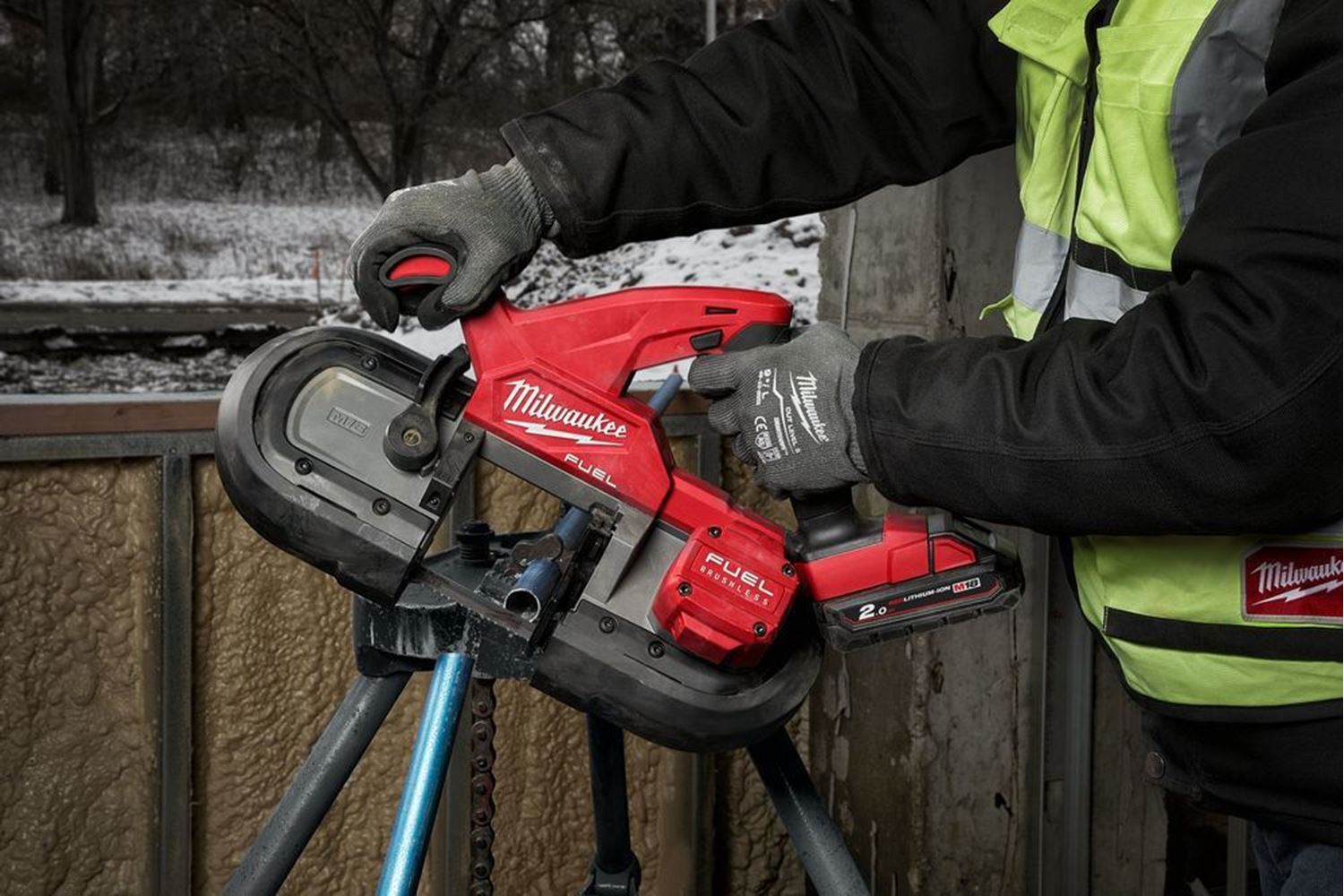 Снимка на Акумулаторен Лентов Трион Milwaukee M18FBS85-202C,2 бат. х 2.0Ah,зарядно 4933471497