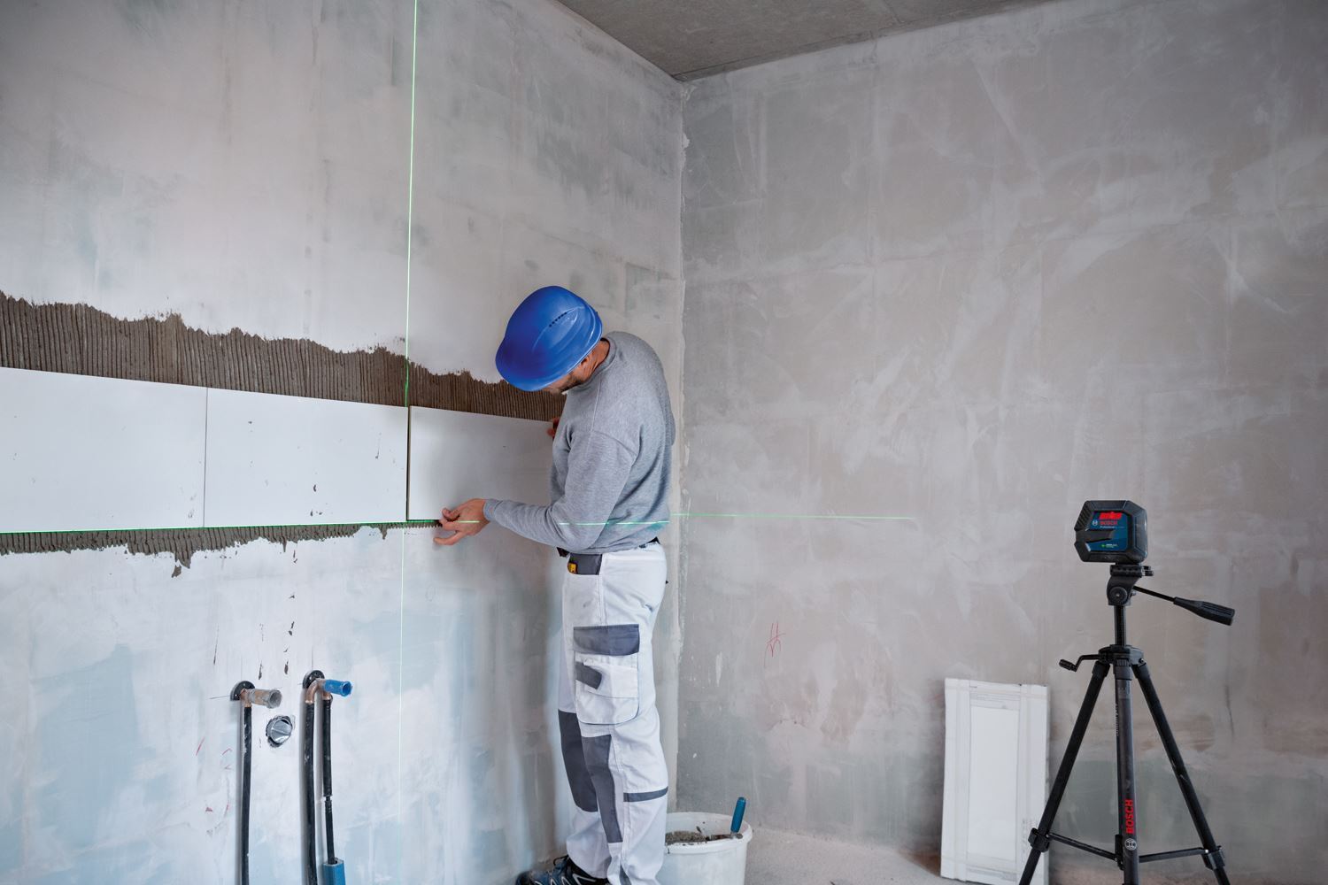 Снимка на Лазерен нивелир BOSCH GLL 2-15 G +Строителен статив BT 150 Professional +Универсален държач LB 10,0601063W01