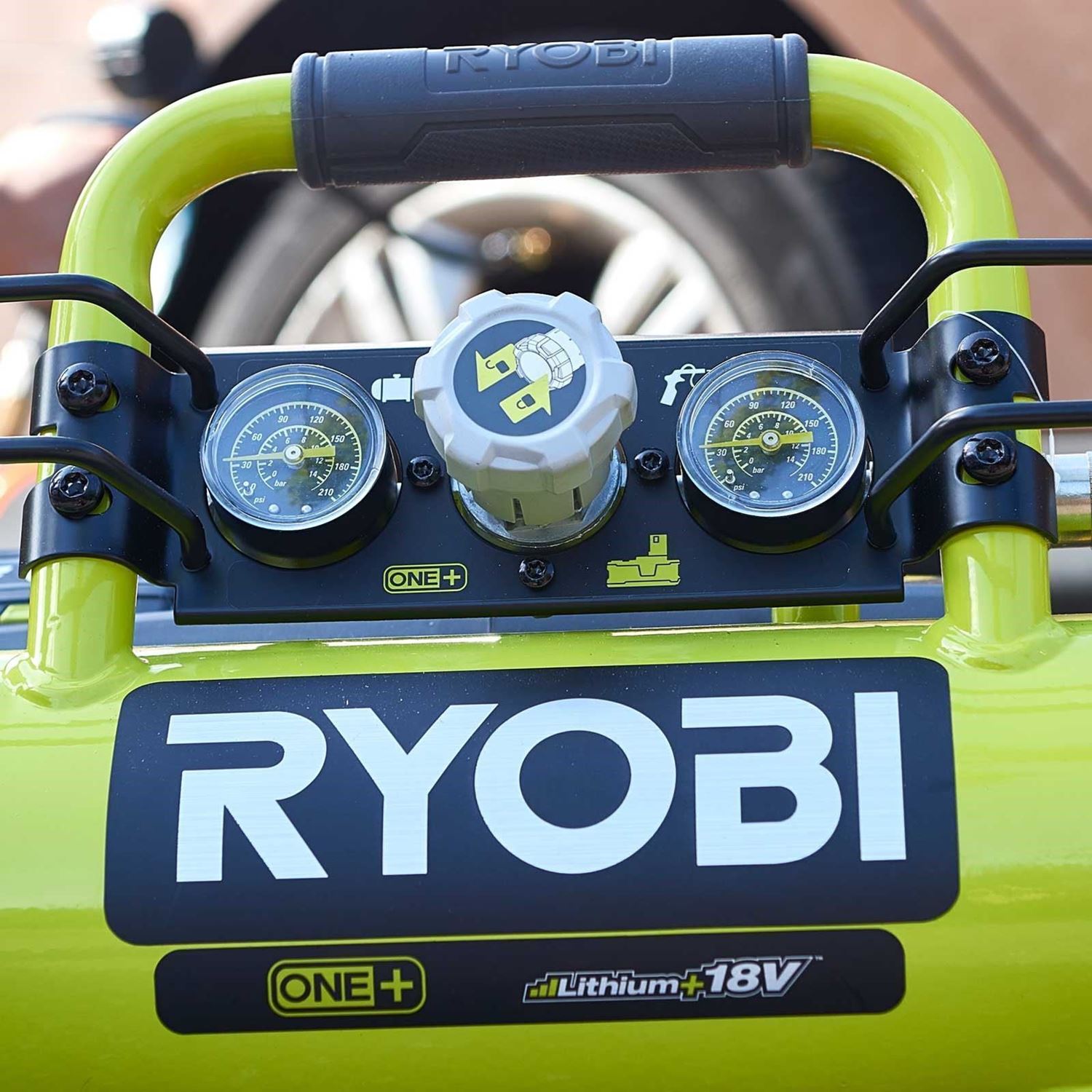 Снимка на Акумулаторен компресор RYOBI R18AC-0,макс. налягане 8,3 бара, 120 PSI, вместимост на резервоара 3,8 л, въздушен поток 15 л /сек,без батерия и зарядно,5133004540