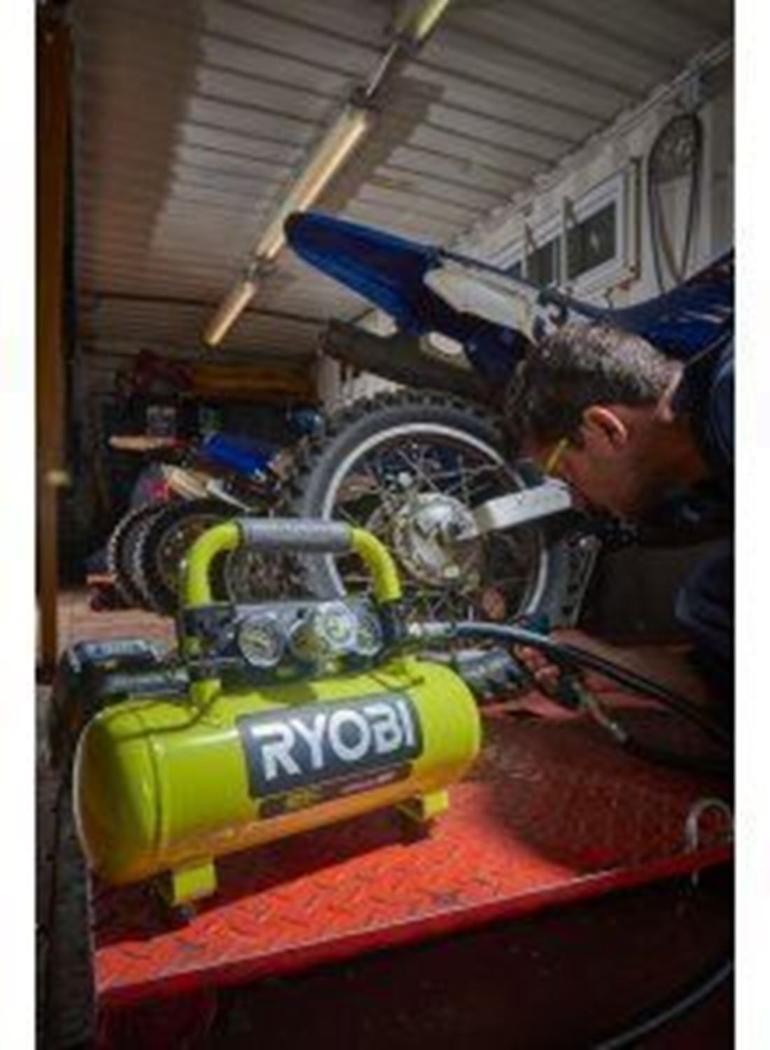 Снимка на Акумулаторен компресор RYOBI R18AC-0,макс. налягане 8,3 бара, 120 PSI, вместимост на резервоара 3,8 л, въздушен поток 15 л /сек,без батерия и зарядно,5133004540