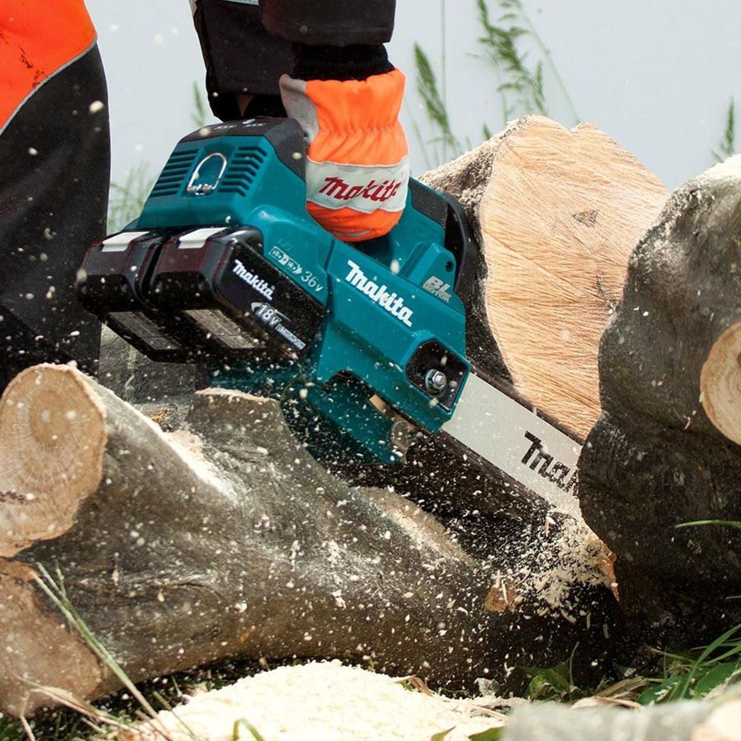 Снимка на Акумулаторен верижен трион Makita DUC406Z,18V+18V, 400 mm,0-20 m/s,16",5.1 kg, Бат. 2Х BL1860B 6.0Ah, DC18RD к-кт