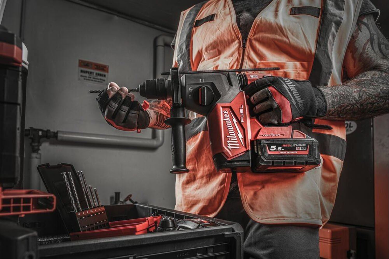 Снимка на Акумулаторен комбиниран перфоратор Milwaukee M18ONEFHX-552X,SDS-Plus,2.5J,патронник 0-13мм.,бат. 2х M18HB5.5 5.5Ah,4933478504