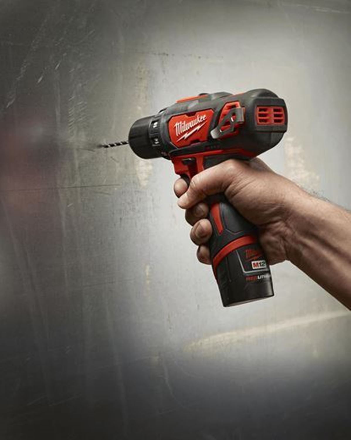 Снимка на Акумулаторен винтоверт Milwaukee M12BDD-201C,1бр. батерия M12B2 2.0Ah,зарядно C12C,куфар,4933479439