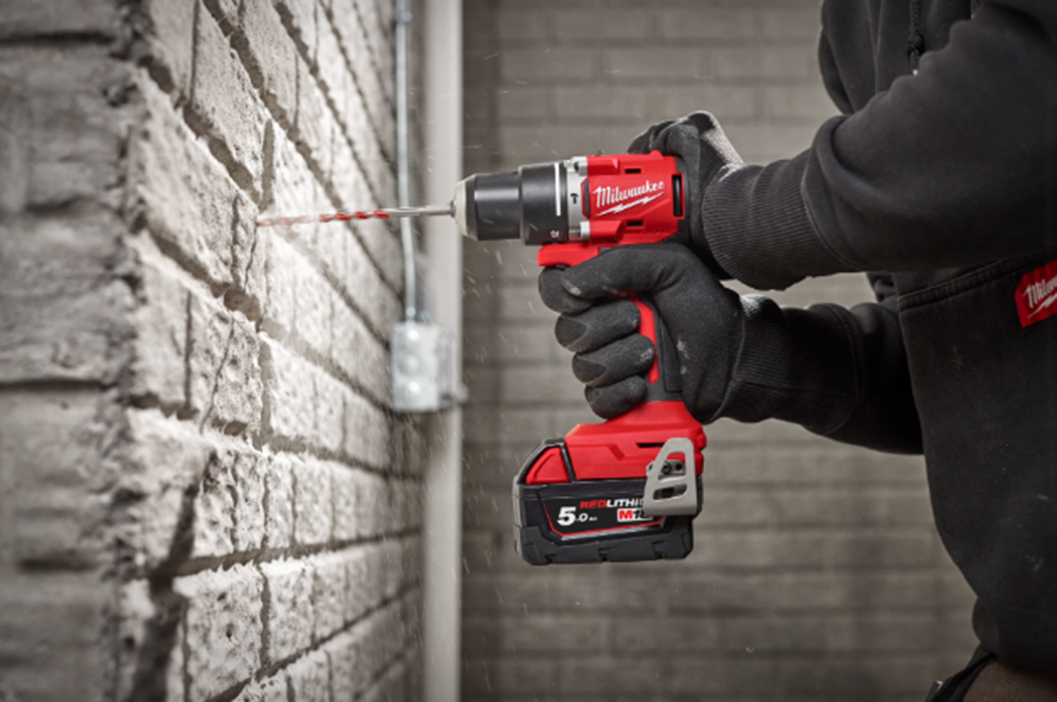 Снимка на Компактна безчеткова ударна бормашина MILWAUKEE M18BLPDRC-422C, 1 Батерия X 4Ah, 1 Батерия X 2Ah, Зарядно, Куфар, 4933492825