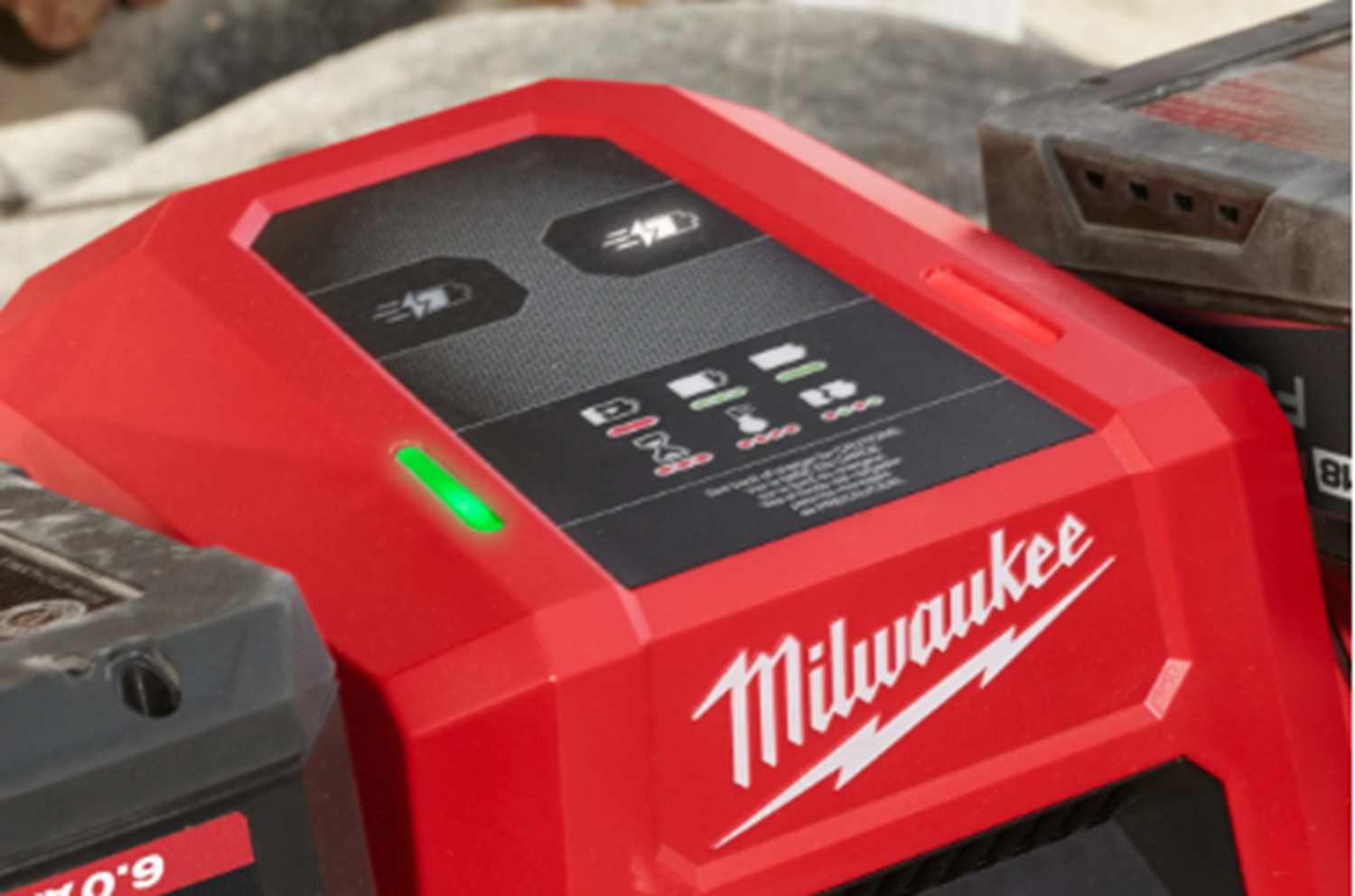 Снимка на Двойно зарядно устройство MILWAUKEE M18DBSC, 4932492531